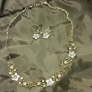 Avon: Necklace and earring set
